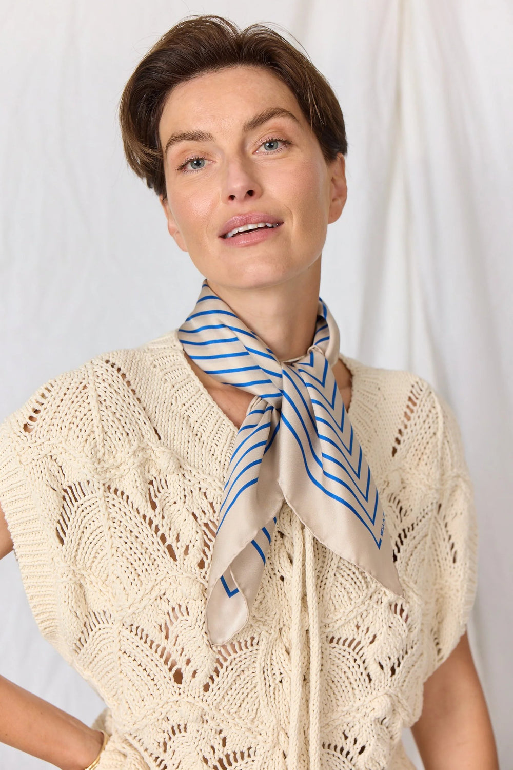 Bella Ballou | Silketørklæde | Graphic stripes silk scarf, creme/blue