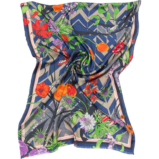Bella Ballou Living Garden Zigzagged Scarf i blå/sand – aflangt silketørklæde med blomstermotiv, zigzag bund og håndsyede rullekanter.