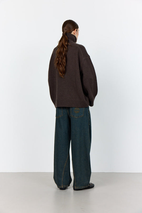 LR-PERLE 3 Pullover Mørk Brun – ribbet rullekrave, lange ærmer og blød merinould/kashmirblanding til hverdags- og kontorbrug.