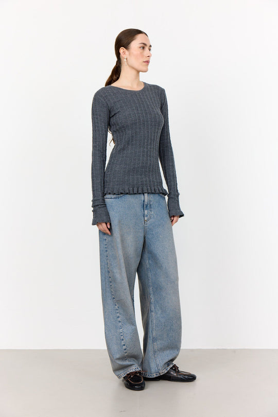 Levete Room LR-Ismaila 13 Pullover i mørkegrå, strikket i 100% merinould med rund hals.