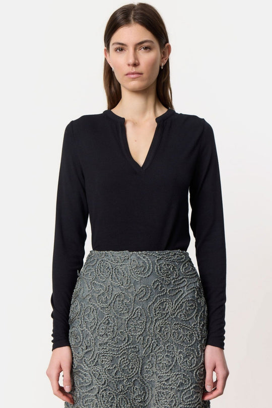 Leveté Room Ika 22 Bluse i sort - Din Tidløse Stilpartner