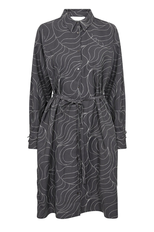 Levete Room LR-Kora 2 kjole, mellemlang kjole med krave, knapper og abstrakt linjeprint.