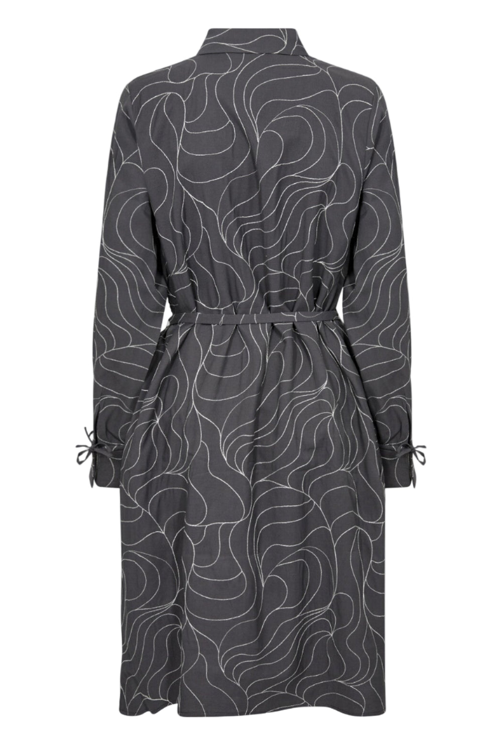 Levete Room LR-Kora 2 kjole, mellemlang kjole med krave, knapper og abstrakt linjeprint.
