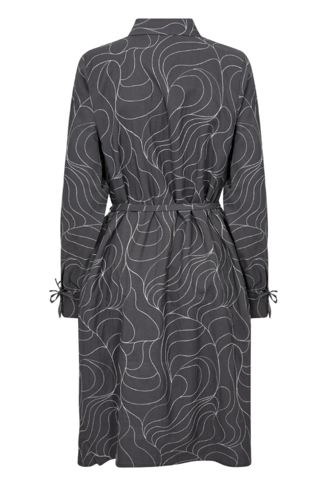 Levete Room LR-Kora 2 kjole, mellemlang kjole med krave, knapper og abstrakt linjeprint.