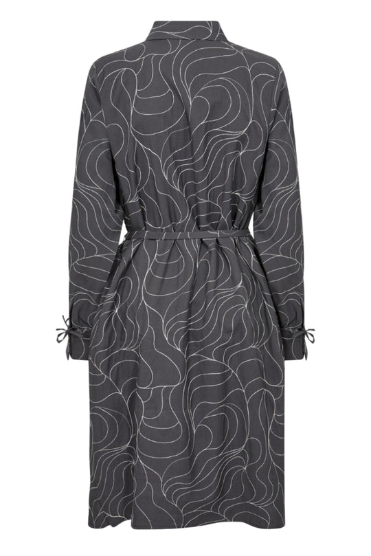 Levete Room LR-Kora 2 kjole, mellemlang kjole med krave, knapper og abstrakt linjeprint.