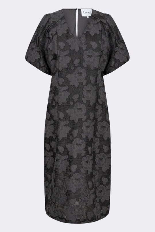 Leveté Room LR-Kisser 1 er en sort midikjole med blomstermønster, V-hals og korte pufærmer. En feminin style i økologisk bomuld til både hverdag og fest.