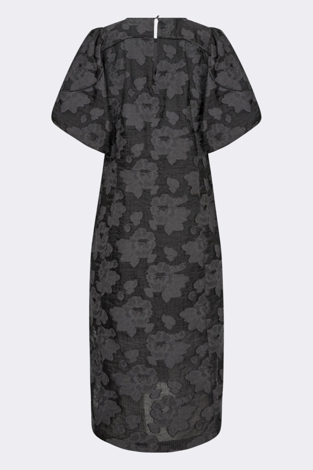 Leveté Room LR-Kisser 1 er en sort midikjole med blomstermønster, V-hals og korte pufærmer. En feminin style i økologisk bomuld til både hverdag og fest.