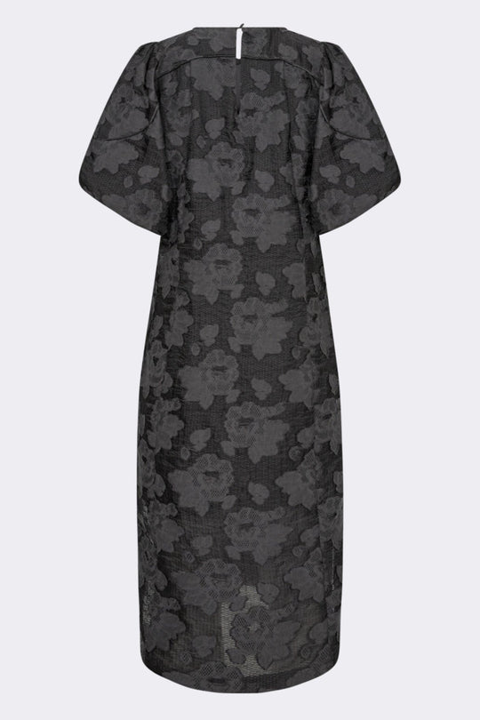 Leveté Room LR-Kisser 1 er en sort midikjole med blomstermønster, V-hals og korte pufærmer. En feminin style i økologisk bomuld til både hverdag og fest.