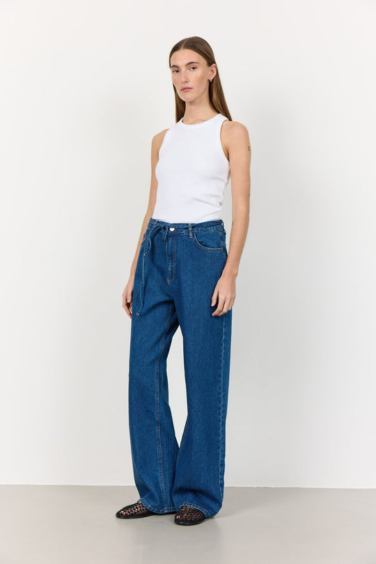 Levete Room LR-Numbia 1 top i hvid, ribbet kvalitet med rund hals og tætsiddende pasform.