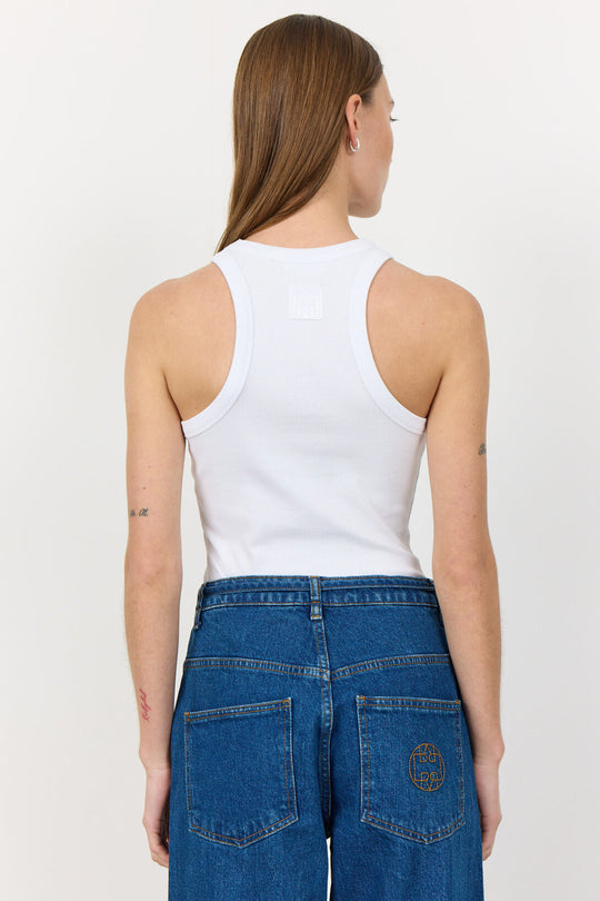 Levete Room LR-Numbia 1 top i hvid, ribbet kvalitet med rund hals og tætsiddende pasform.