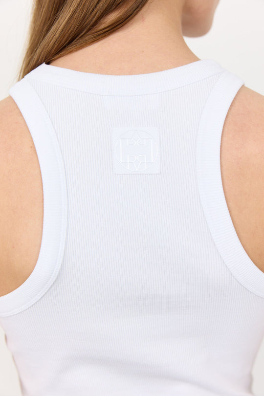 Levete Room LR-Numbia 1 top i hvid, ribbet kvalitet med rund hals og tætsiddende pasform.