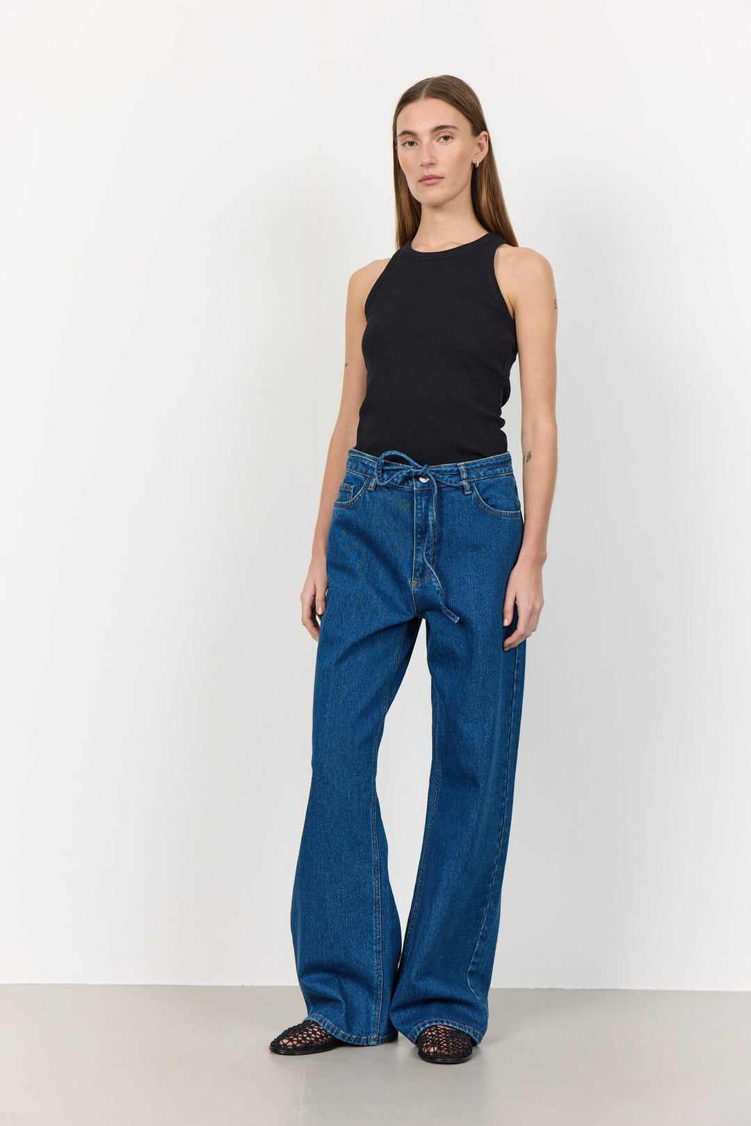 Levete Room LR-Numbia 1 top i sort, ribbet kvalitet med rund hals og tætsiddende pasform.