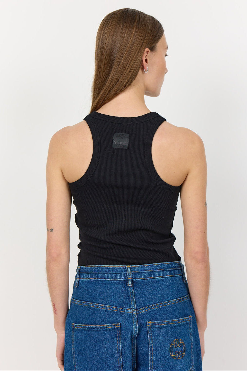 Levete Room LR-Numbia 1 top i sort, ribbet kvalitet med rund hals og tætsiddende pasform.