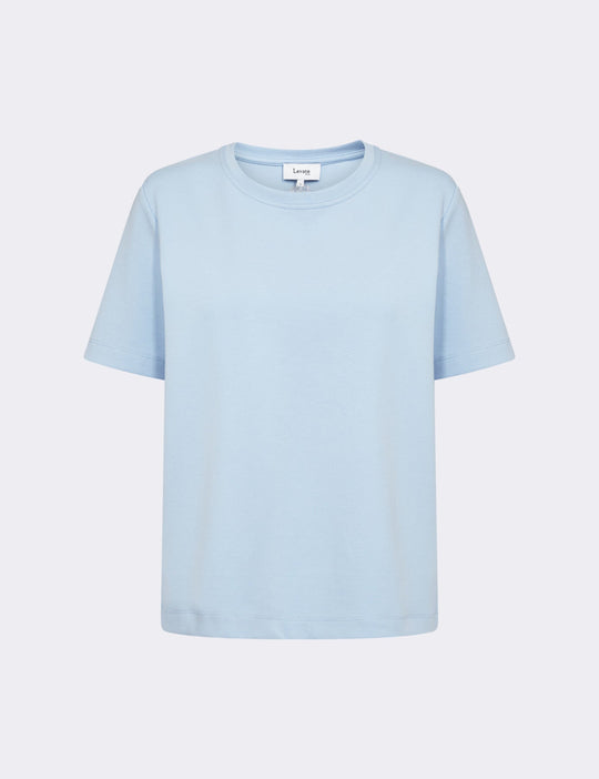 Leveté Room Kis 1 Tee – lys blå T-shirt i 100% økologisk bomuld. Klassisk rund hals, korte ærmer og afslappet pasform.