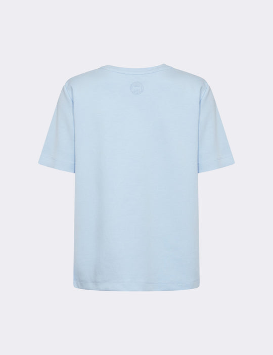 Leveté Room Kis 1 Tee – lys blå T-shirt i 100% økologisk bomuld. Klassisk rund hals, korte ærmer og afslappet pasform.