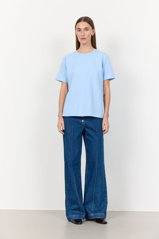 Leveté Room Kis 1 Tee – lys blå T-shirt i 100% økologisk bomuld. Klassisk rund hals, korte ærmer og afslappet pasform.