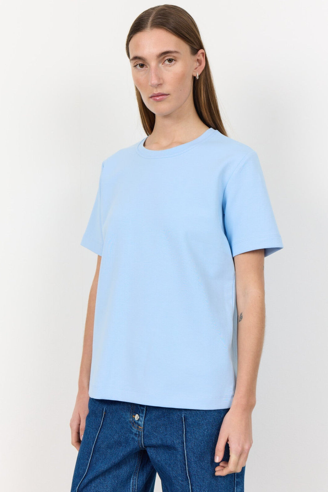 Leveté Room Kis 1 Tee – lys blå T-shirt i 100% økologisk bomuld. Klassisk rund hals, korte ærmer og afslappet pasform.