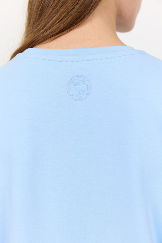 Leveté Room Kis 1 Tee – lys blå T-shirt i 100% økologisk bomuld. Klassisk rund hals, korte ærmer og afslappet pasform.