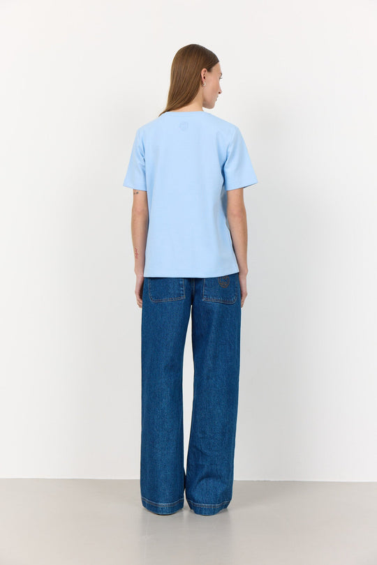 Leveté Room Kis 1 Tee – lys blå T-shirt i 100% økologisk bomuld. Klassisk rund hals, korte ærmer og afslappet pasform. Leveté Room Kis 1 Tee – lys blå T-shirt i 100% økologisk bomuld. Klassisk rund hals, korte ærmer og afslappet pasform. Leveté Room Kis 1 Tee – lys blå T-shirt i 100% økologisk bomuld. Klassisk rund hals, korte ærmer og afslappet pasform.
