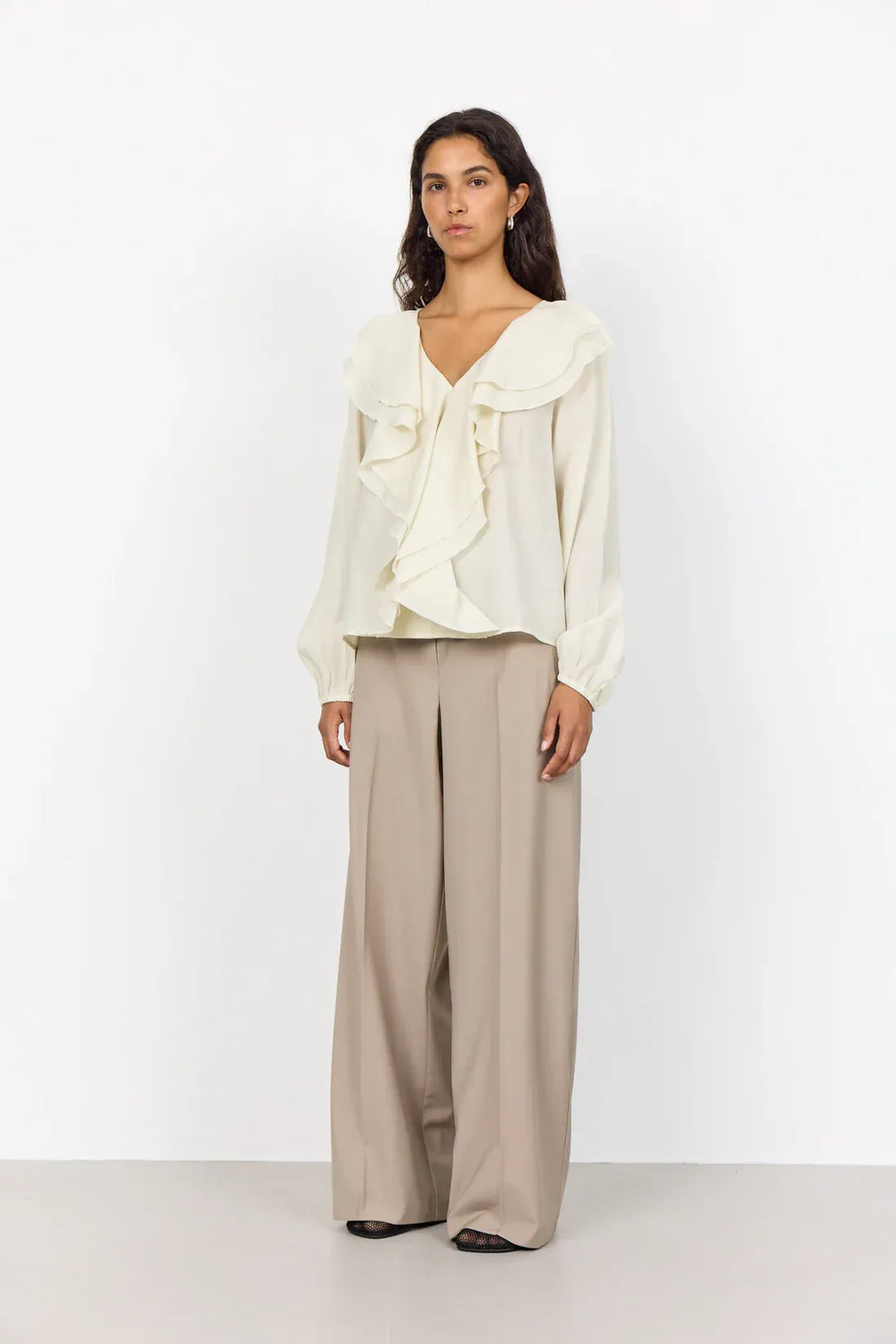 Leveté Room LR-Irmelin 1 Bukser i mørk sand – brede ben, snøre i taljen og en glat tekstur i en blød uldblanding.