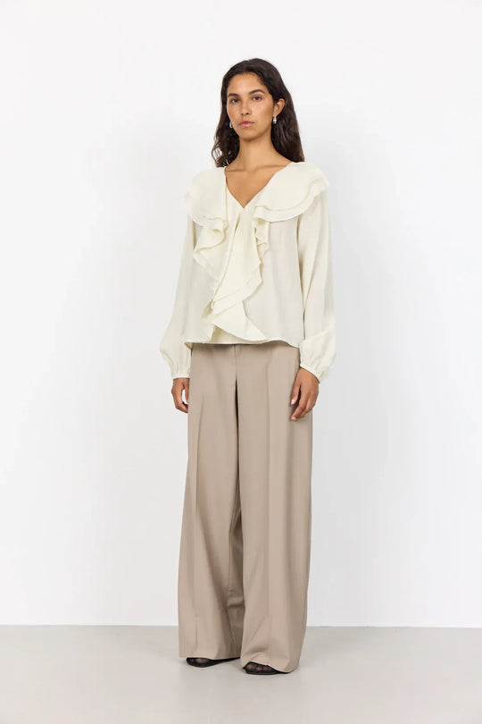 Leveté Room LR-Irmelin 1 Bukser i mørk sand – brede ben, snøre i taljen og en glat tekstur i en blød uldblanding.