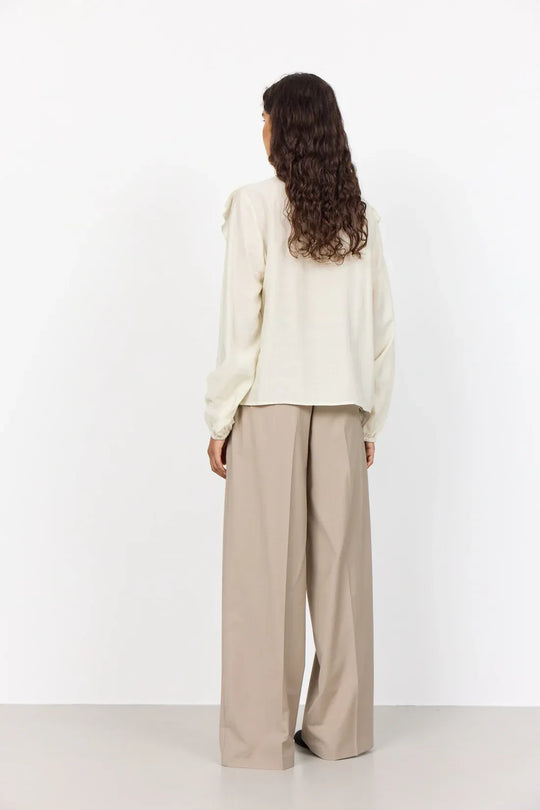 Leveté Room LR-Irmelin 1 Bukser i mørk sand – brede ben, snøre i taljen og en glat tekstur i en blød uldblanding.