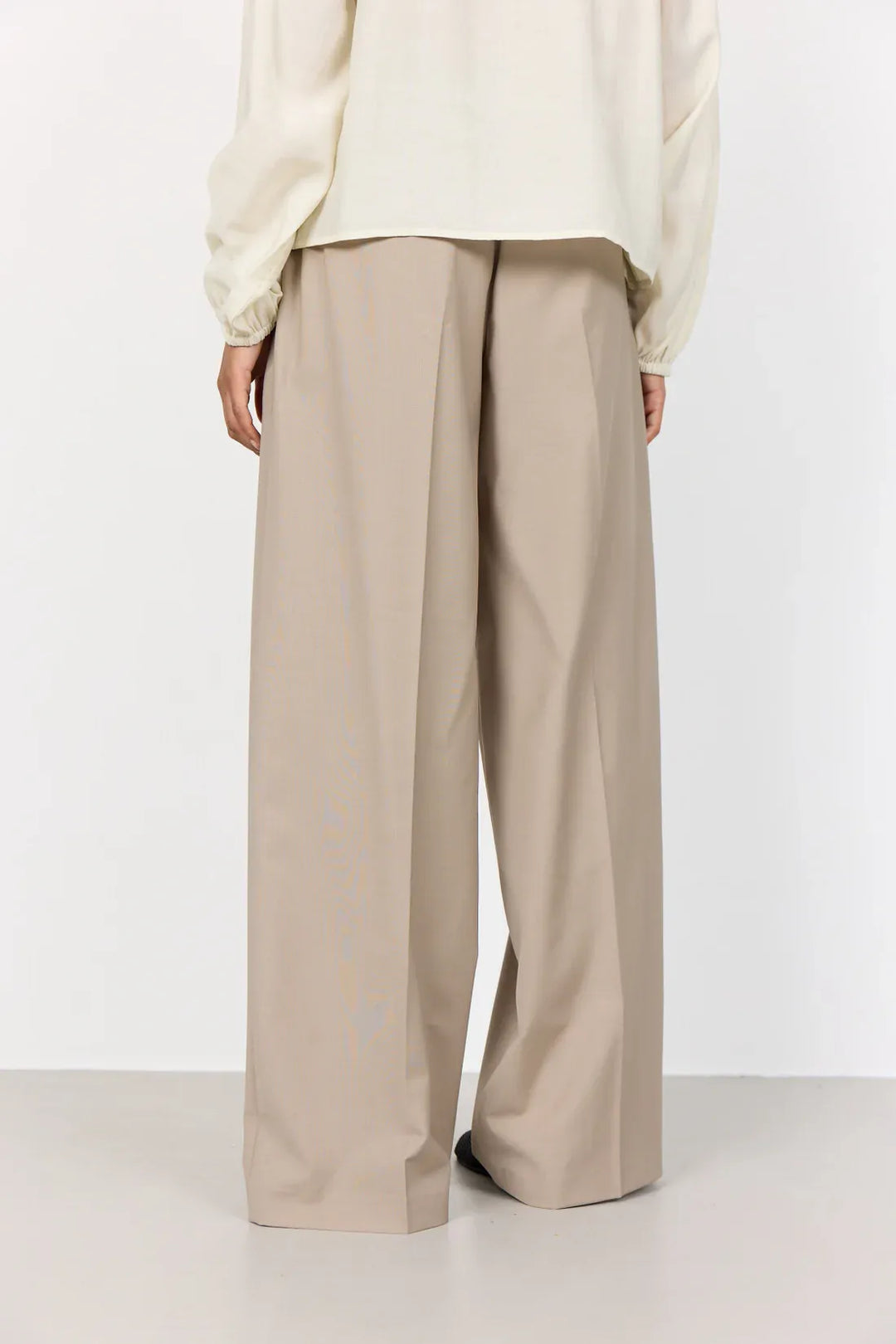 Leveté Room LR-Irmelin 1 Bukser i mørk sand – brede ben, snøre i taljen og en glat tekstur i en blød uldblanding.