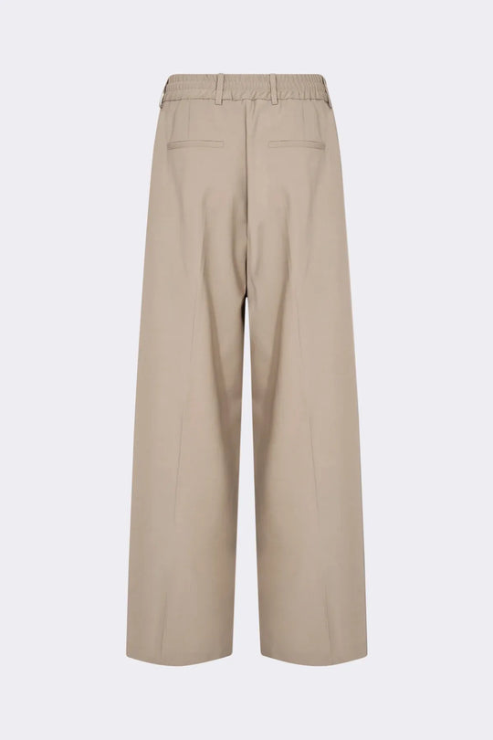 Leveté Room LR-Irmelin 1 Bukser i mørk sand – brede ben, snøre i taljen og en glat tekstur i en blød uldblanding.