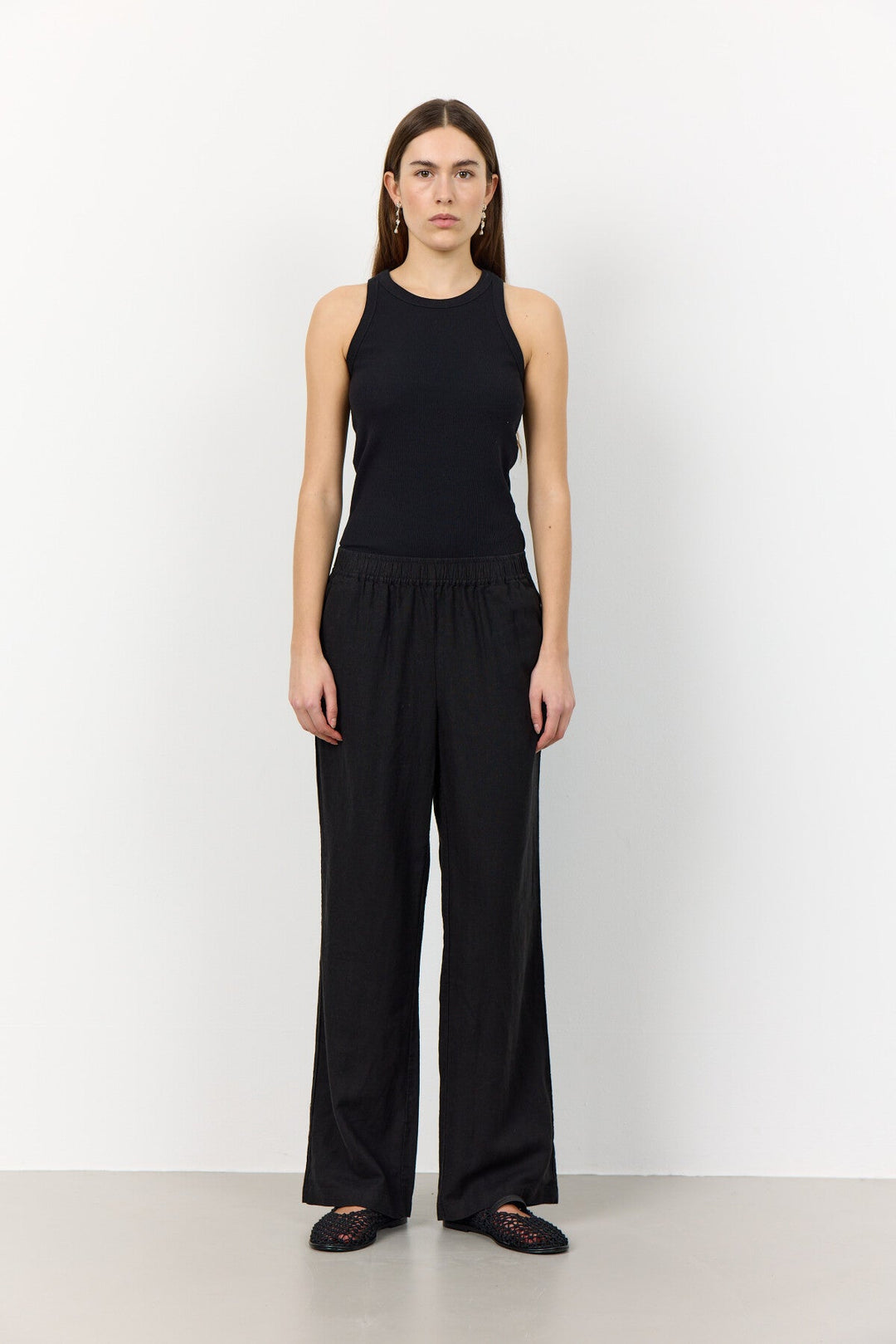 Leveté Room LR-NAJA 7 bukser i sort hørblanding med elastisk linning og brede ben. Elegant, afslappet og komfortabel.