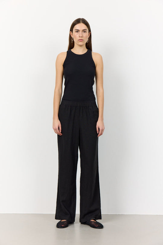 Leveté Room LR-NAJA 7 bukser i sort hørblanding med elastisk linning og brede ben. Elegant, afslappet og komfortabel.