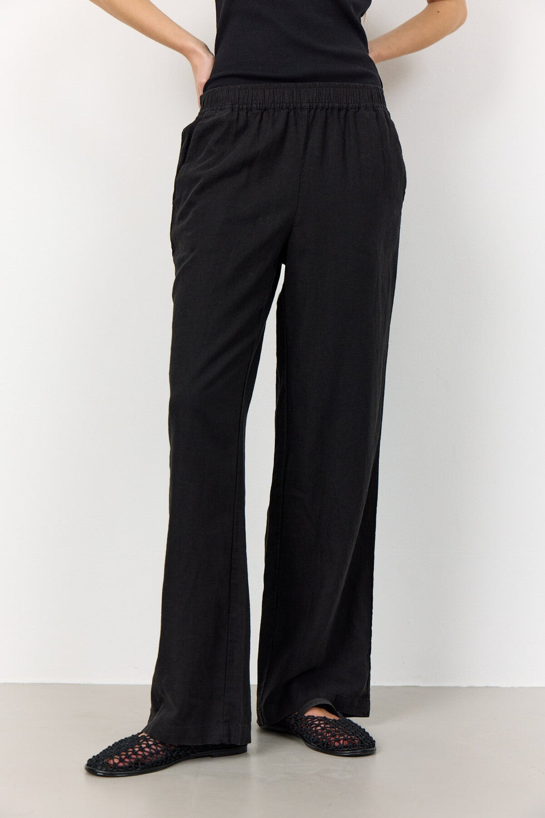 Leveté Room LR-NAJA 7 bukser i sort hørblanding med elastisk linning og brede ben. Elegant, afslappet og komfortabel.