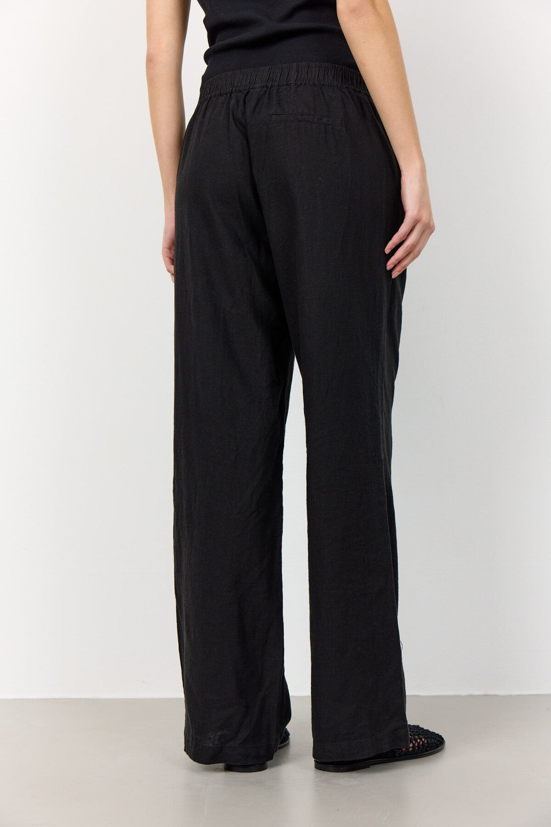 Leveté Room LR-NAJA 7 bukser i sort hørblanding med elastisk linning og brede ben. Elegant, afslappet og komfortabel.