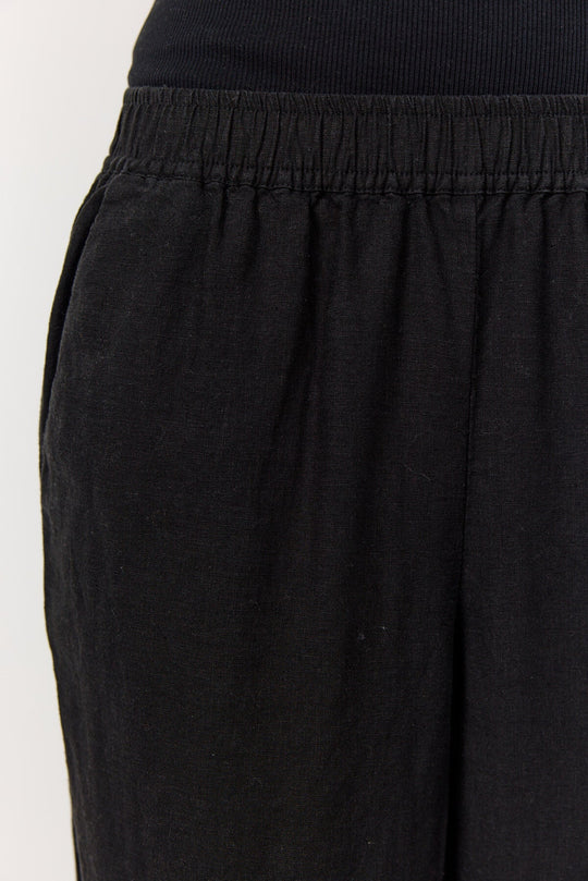 Leveté Room LR-NAJA 7 bukser i sort hørblanding med elastisk linning og brede ben. Elegant, afslappet og komfortabel.