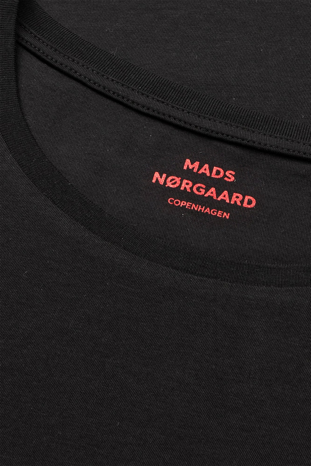 Mads Nørgaard Teasy Tee – tætsiddende T-shirt i 100% økologisk bomuld med korte vifteærmer. Blød, let og perfekt til enhver lejlighed. Cassandra.dk