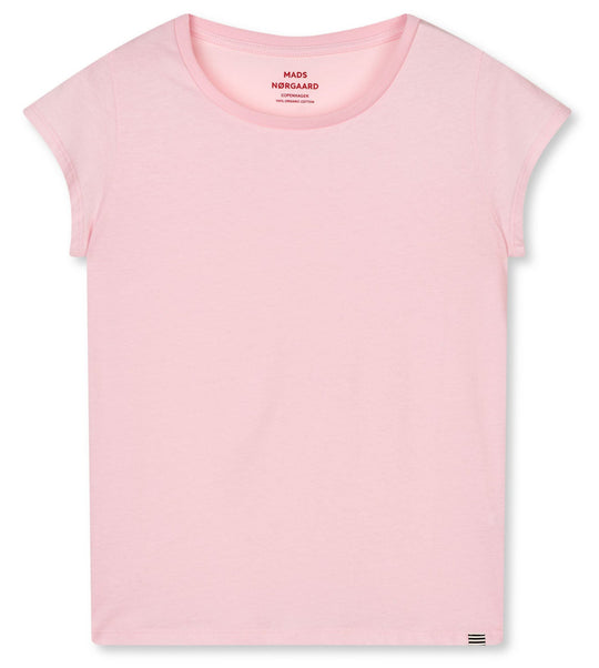 Mads Nørgaard Teasy Tee – tætsiddende T-shirt i 100% økologisk bomuld med korte vifteærmer. Blød, let og perfekt til enhver lejlighed. Cassandra.dk