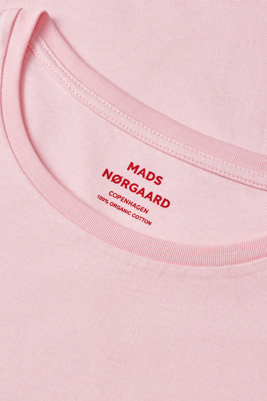 Mads Nørgaard Teasy Tee – tætsiddende T-shirt i 100% økologisk bomuld med korte vifteærmer. Blød, let og perfekt til enhver lejlighed. Cassandra.dk