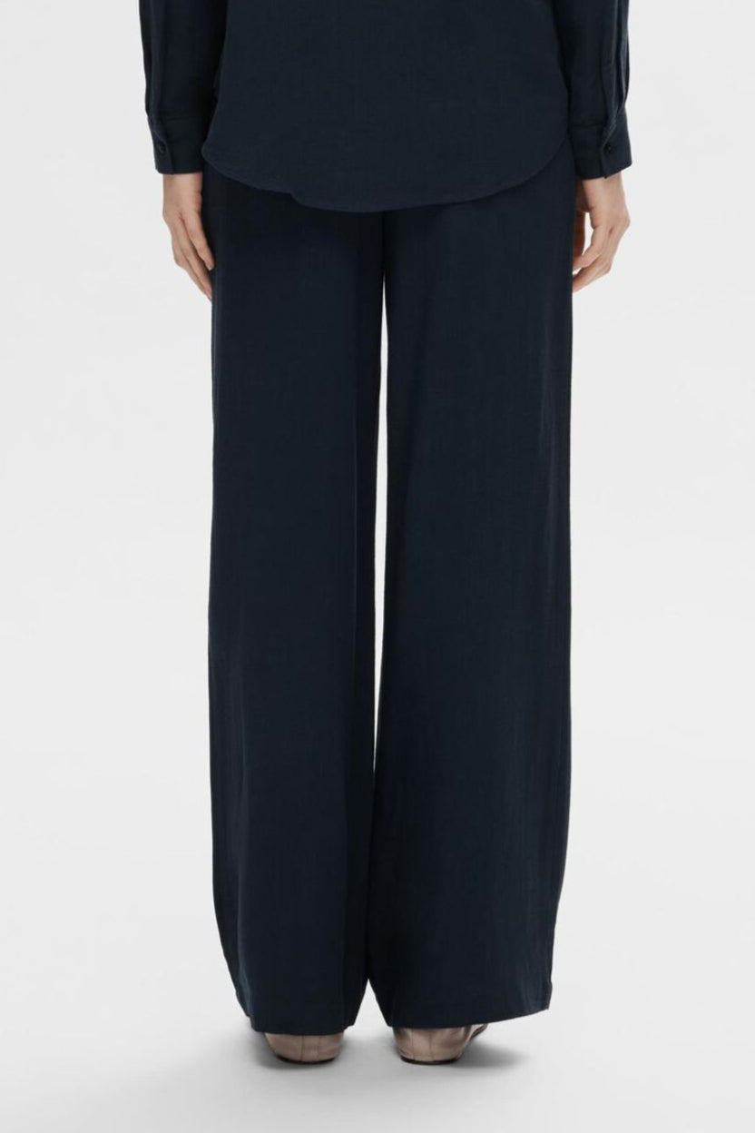 Selected Femme Viva-Gulia HW Long Sun Pant i hørblanding med høj elastisk talje, justerbar snor, skårede sidelommer og loose fit. Perfekte forår- og sommerbukser.