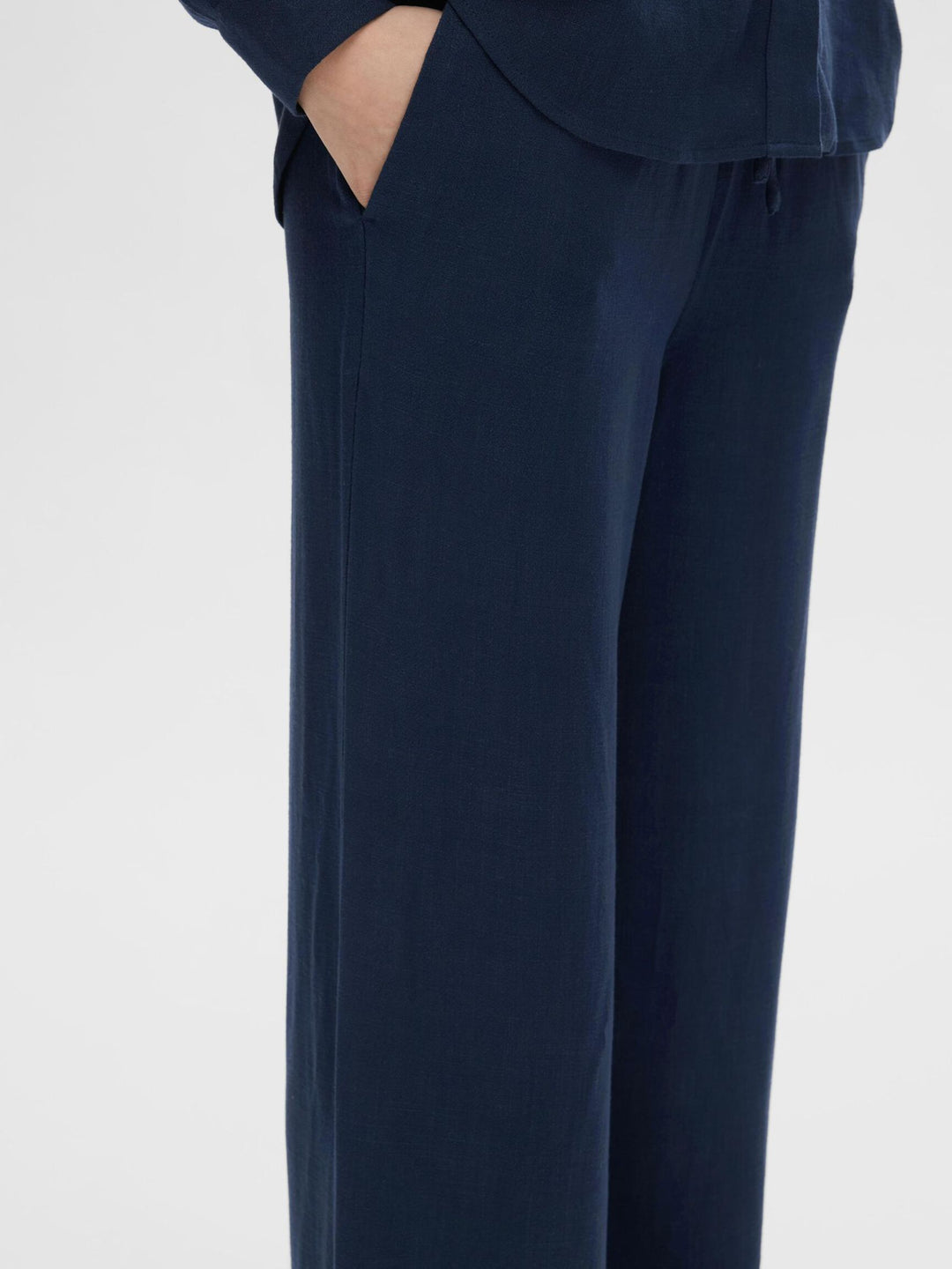 Selected Femme Viva-Gulia HW Long Sun Pant i hørblanding med høj elastisk talje, justerbar snor, skårede sidelommer og loose fit. Perfekte forår- og sommerbukser.