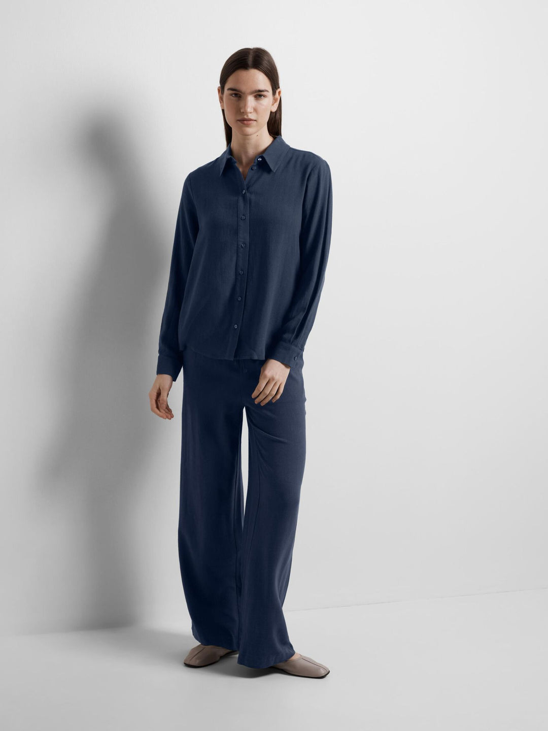 Selected Femme Viva-Gulia HW Long Sun Pant i hørblanding med høj elastisk talje, justerbar snor, skårede sidelommer og loose fit. Perfekte forår- og sommerbukser.