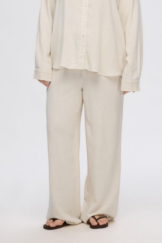 Selected Femme Viva-Gulia HW Long Sun Pant i hørblanding med høj elastisk talje, justerbar snor, skårede sidelommer og loose fit. Perfekte forår- og sommerbukser.