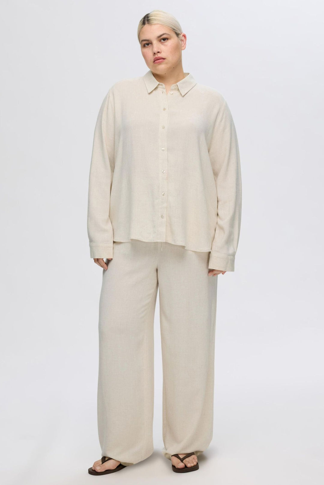 Selected Femme Viva-Gulia HW Long Sun Pant i hørblanding med høj elastisk talje, justerbar snor, skårede sidelommer og loose fit. Perfekte forår- og sommerbukser.