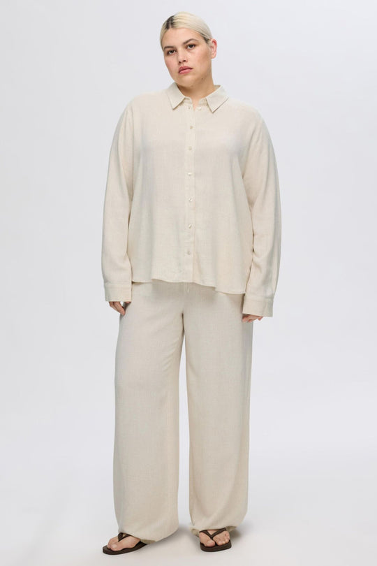 Selected Femme Viva-Gulia HW Long Sun Pant i hørblanding med høj elastisk talje, justerbar snor, skårede sidelommer og loose fit. Perfekte forår- og sommerbukser.