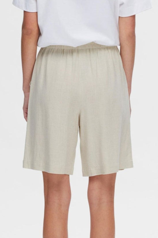 Selected Femme Viva MW Sun Shorts i hørblanding med mid-waist, elastik og løbesnor, sidelommer og regular fit. Cassandra.dk
