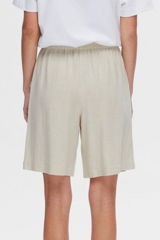 Selected Femme Viva MW Sun Shorts i hørblanding med mid-waist, elastik og løbesnor, sidelommer og regular fit. Cassandra.dk