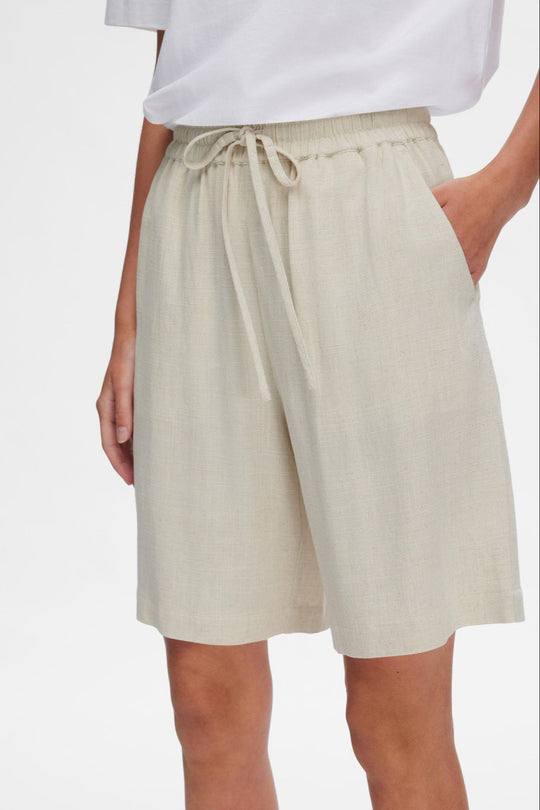 Selected Femme Viva MW Sun Shorts i hørblanding med mid-waist, elastik og løbesnor, sidelommer og regular fit. Cassandra.dk