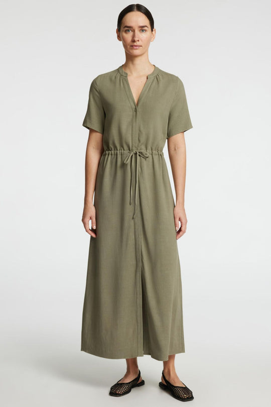 Selected Femme Viva-Damina SS Ankle Sun Dress i hørblanding med V-hals, skjulte knapper, korte ærmer og løbesnorslukning i taljen.