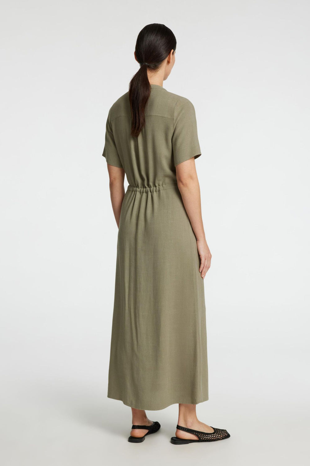 Selected Femme Viva-Damina SS Ankle Sun Dress i hørblanding med V-hals, skjulte knapper, korte ærmer og løbesnorslukning i taljen.
