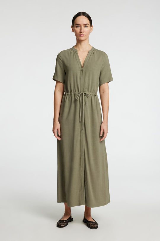 Selected Femme Viva-Damina SS Ankle Sun Dress i hørblanding med V-hals, skjulte knapper, korte ærmer og løbesnorslukning i taljen.