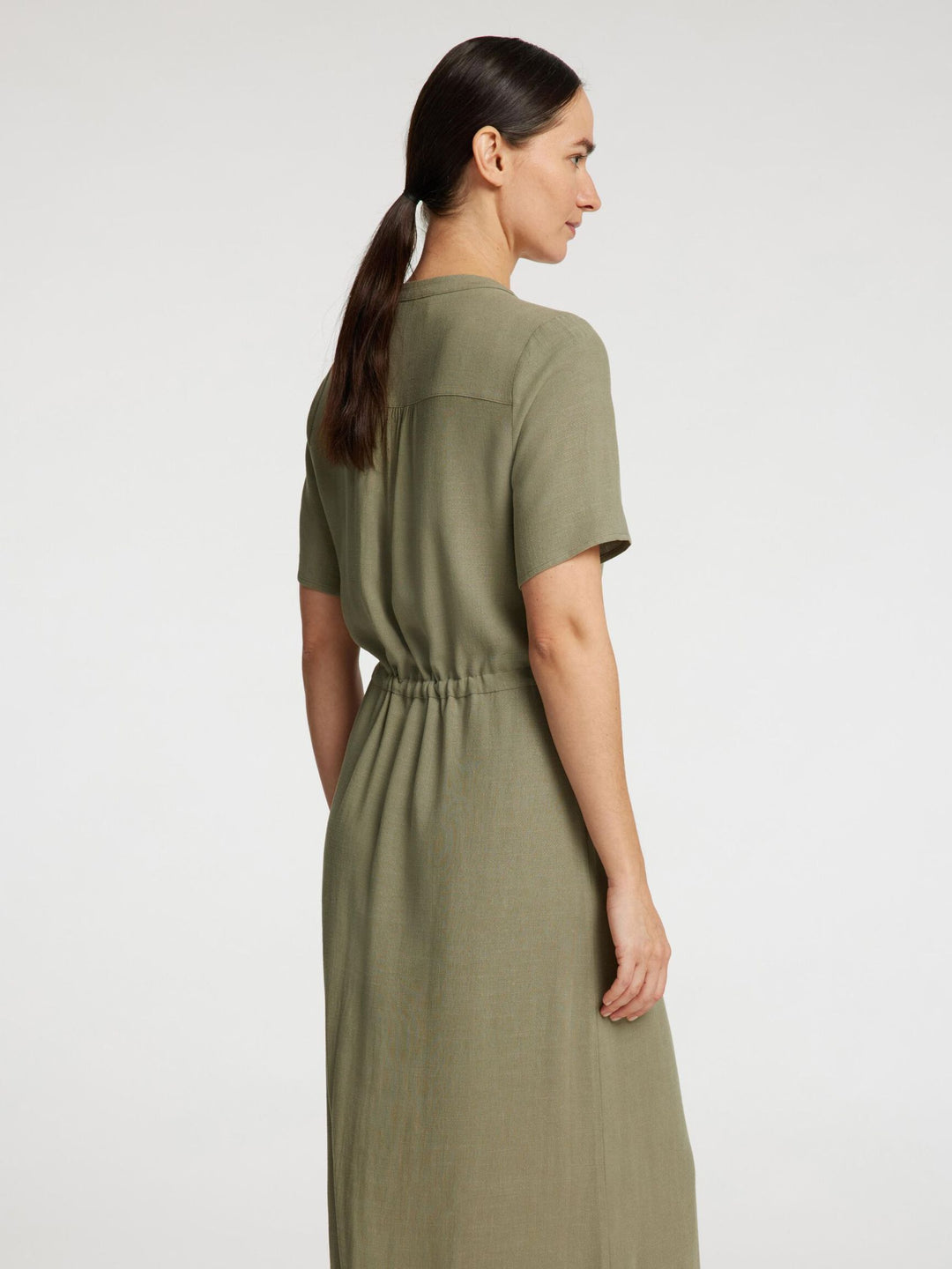 Selected Femme Viva-Damina SS Ankle Sun Dress i hørblanding med V-hals, skjulte knapper, korte ærmer og løbesnorslukning i taljen.