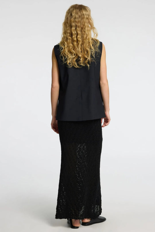 Selected Femme Niva HW Knit Skirt i black med højtaljet elastisk linning, delvist foret og hæklet mønster – strikket maxinederdel med cool vintage-look.